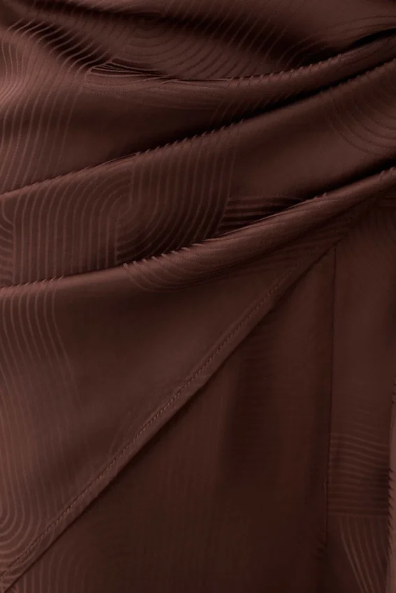 Gia-byxor i satin med knytning – choklad Gia-byxor i satin med knytning – choklad