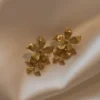 Infatuated Drop Flower örhängen – guld Infatuated Drop Flower örhängen – guld