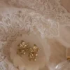 Infatuated Drop Flower örhängen – guld Infatuated Drop Flower örhängen – guld