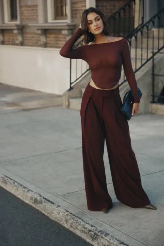 Jacqueline plisserade byxor med vid ben – Mahogany