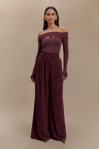 Jacqueline plisserade byxor med vid ben – Mahogany