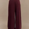 Jacqueline plisserade byxor med vid ben – Mahogany Jacqueline plisserade byxor med vid ben – Mahogany