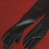 Jasper handskar i imitationsläder i armbågslängd – svart Jasper handskar i imitationsläder i armbågslängd – svart