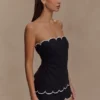 Judith strapless topp med vågig kant – svart Judith strapless topp med vågig kant – svart