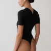 Junie kortärmad bodysuit med korsad överdel – svart Junie kortärmad bodysuit med korsad överdel – svart