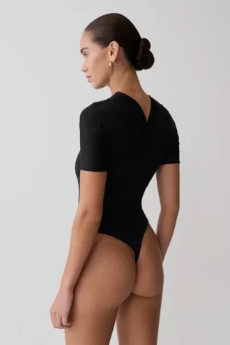 Junie kortärmad bodysuit med korsad överdel – svart