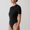 Junie kortärmad bodysuit med korsad överdel – svart Junie kortärmad bodysuit med korsad överdel – svart