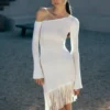 Kayden Fringe Off Shoulder Knit Mini Klänning – Ivory Kayden Fringe Off Shoulder Knit Mini Klänning – Ivory