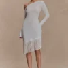 Kayden Fringe Off Shoulder Knit Mini Klänning – Ivory Kayden Fringe Off Shoulder Knit Mini Klänning – Ivory