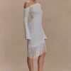 Kayden Fringe Off Shoulder Knit Mini Klänning – Ivory Kayden Fringe Off Shoulder Knit Mini Klänning – Ivory
