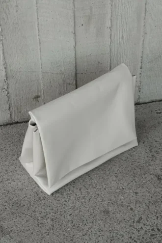 Kiera oversized-clutch i konstläder – elfenben