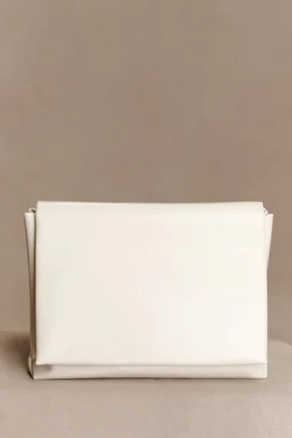 Kiera oversized-clutch i konstläder – elfenben