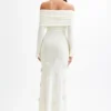 Kiki Off Shoulder Knit Rose Maxi Klänning – Ivory Kiki Off Shoulder Knit Rose Maxi Klänning – Ivory