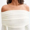 Kiki Off Shoulder Knit Rose Maxi Klänning – Ivory Kiki Off Shoulder Knit Rose Maxi Klänning – Ivory