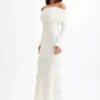 Kiki Off Shoulder Knit Rose Maxi Klänning – Ivory Kiki Off Shoulder Knit Rose Maxi Klänning – Ivory