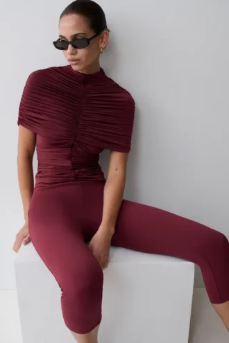 Linh Slinky höghalsad rynkad topp – Mahogany