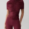 Linh Slinky höghalsad rynkad topp – Mahogany