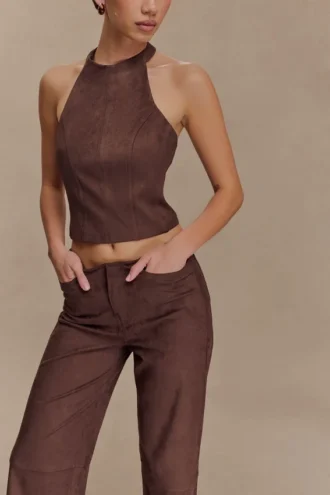 Logan halterneck-top i imitationsmocka – mörk choklad