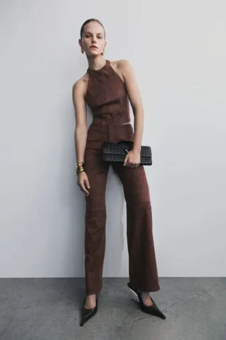 Logan halterneck-top i imitationsmocka – mörk choklad