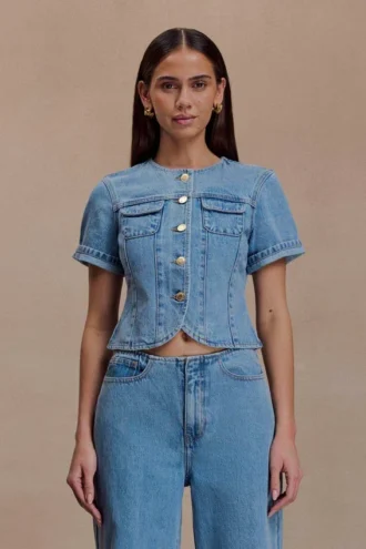 Marge figursydd kortärmad topp i Denim – klassiskt blå