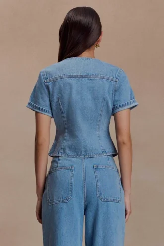 Marge figursydd kortärmad topp i Denim – klassiskt blå