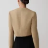 Marielle kort jacka med knappar – taupe Marielle kort jacka med knappar – taupe