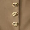 Marielle kort jacka med knappar – taupe Marielle kort jacka med knappar – taupe