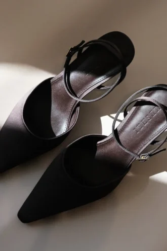 Marley satinpumps med spetsig tå – chokladbrun