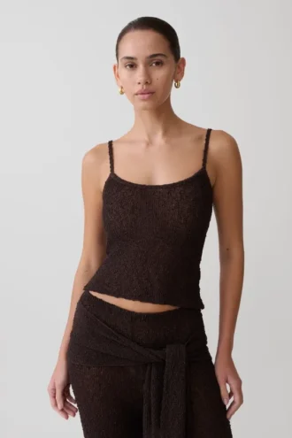 Mattais bouclé-stickad topp – mörk choklad