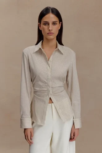 Millie bomullsskjorta med knytning bak – beige randig