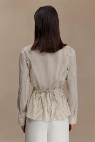 Millie bomullsskjorta med knytning bak – beige randig