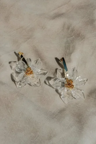 Naomi örhänge med akrylblomma – guld Naomi örhänge med akrylblomma – guld