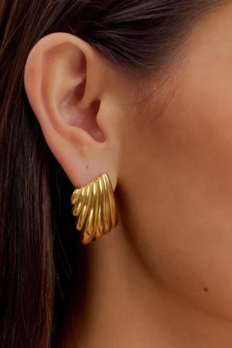 Olympia texturerade fyrkantiga örhängen – guld Olympia texturerade fyrkantiga örhängen – guld