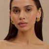 Olympia texturerade fyrkantiga örhängen – guld Olympia texturerade fyrkantiga örhängen – guld