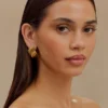 Olympia texturerade fyrkantiga örhängen – guld Olympia texturerade fyrkantiga örhängen – guld