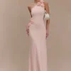 Paloma maxiklänning i stickat med blommor och en axel – babyrosa Paloma maxiklänning i stickat med blommor och en axel – babyrosa