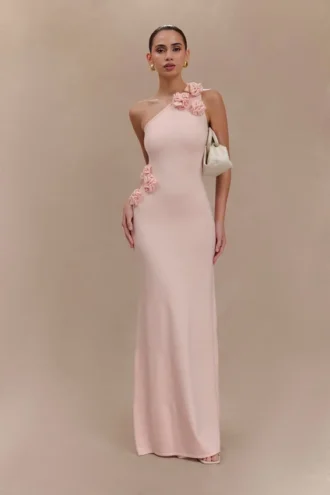 Paloma maxiklänning i stickat med blommor och en axel – babyrosa
