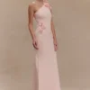 Paloma maxiklänning i stickat med blommor och en axel – babyrosa Paloma maxiklänning i stickat med blommor och en axel – babyrosa