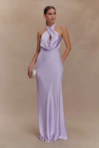 Phyllis maxiklänning i satin med halterneck – lila