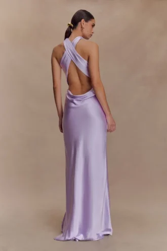 Phyllis maxiklänning i satin med halterneck – lila