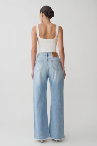 Sebastian raka Denim jeans med slitna kanter – tvättade ljusblå