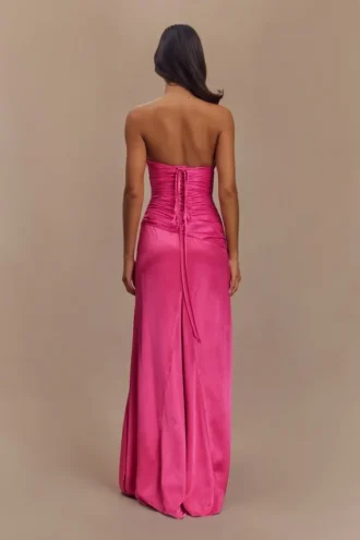 Serena axelbandslös maxiklänning i taft – Crimson Pink