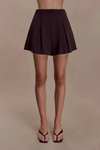 Simone plisserade kostymshorts – mörk choklad