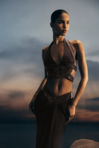 Siren halterneck-top i satin och strass – mörk choklad