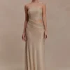 Starla axelbandslös maxiklänning med strass – Guld Starla axelbandslös maxiklänning med strass – Guld