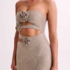 Stassie axelbandslös maxiklänning med rosor och strass – Nude Stassie axelbandslös maxiklänning med rosor och strass – Nude