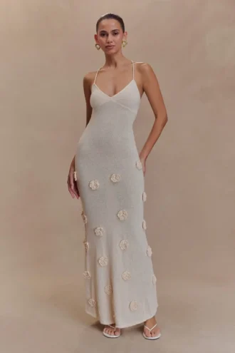 Suki stickad maxiklänning med blommor – Nude