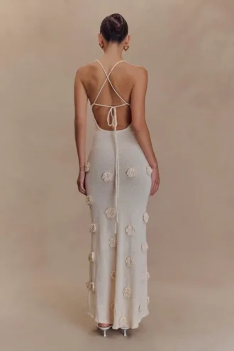 Suki stickad maxiklänning med blommor – Nude