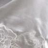 Sullivan brudmorgonrock i satin med spets – elfenben Sullivan brudmorgonrock i satin med spets – elfenben