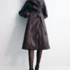 Tarah trenchcoat i imitationsläder – kakaobrun Tarah trenchcoat i imitationsläder – kakaobrun